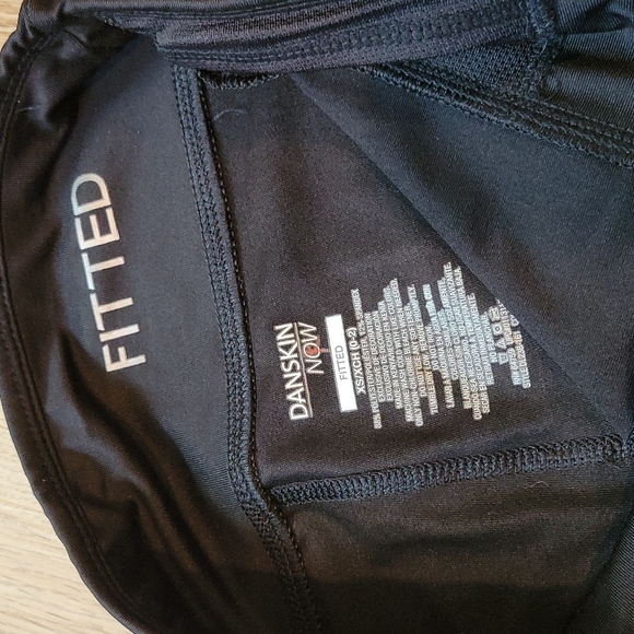 NWOT Danskin Fitted Capris - Picture 3 of 4